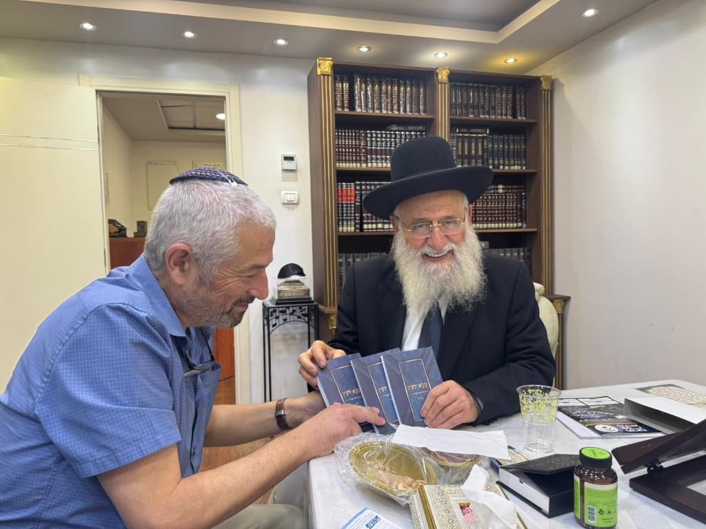 הרב יצחק יוסף אלבז שליט״א עם ספר פלא יועץ במהדורת כיס